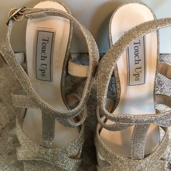 5.5 Touch Ups gold/beige heels - Picture 4 of 5